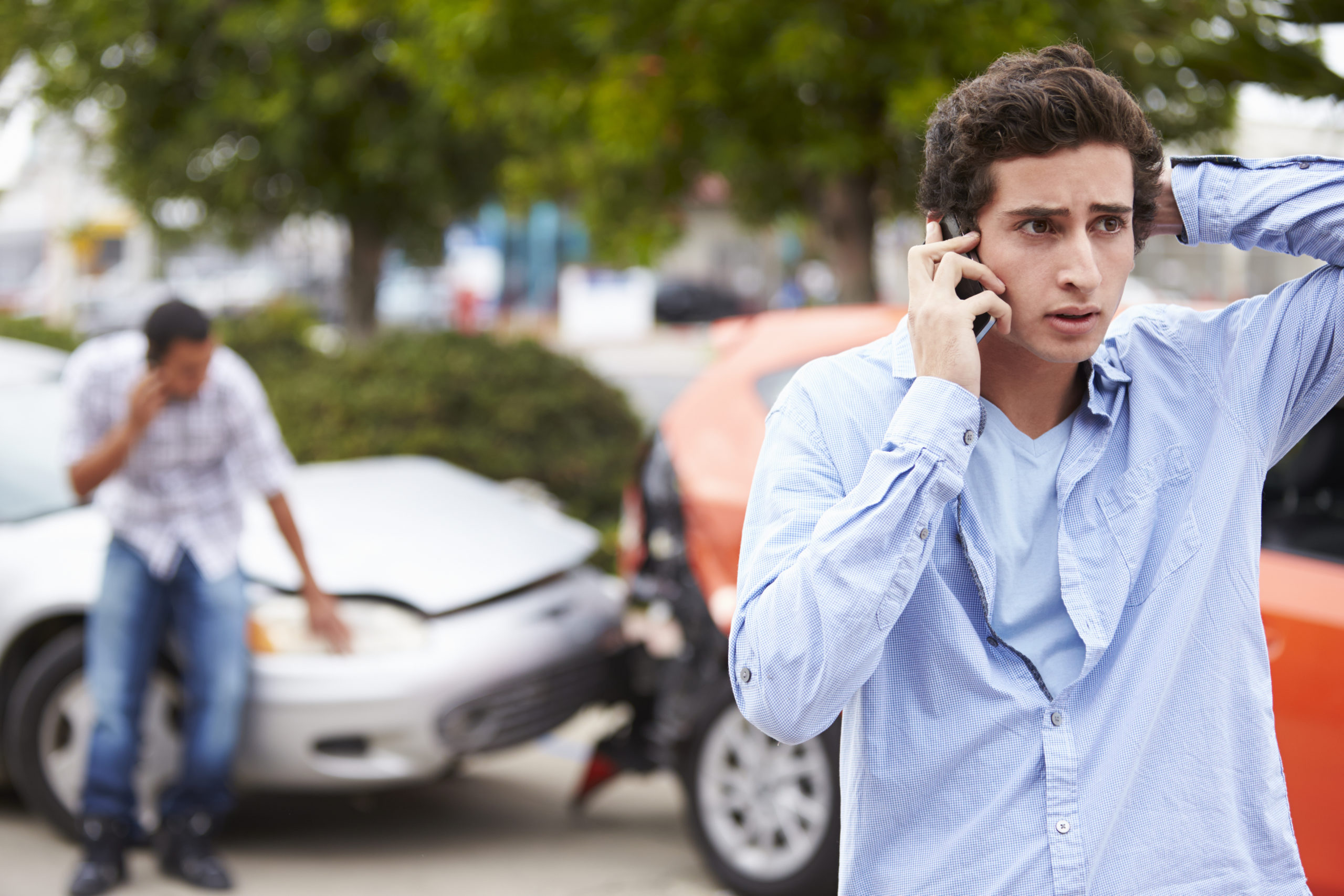 Un conductor no propietario haciendo llamada despues de un accidente de auto.