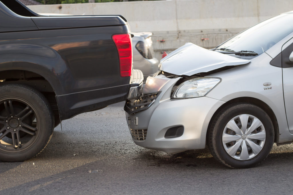 Colision por alcance causado por jugar con los frenos, un tipo de agresividad al volante.