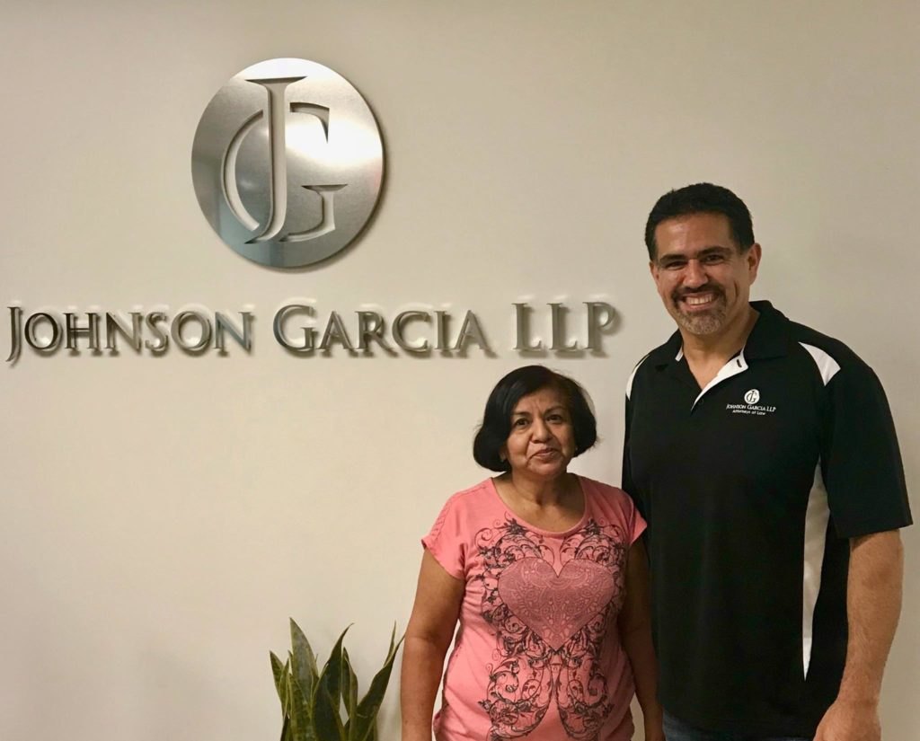El abogado de lesiones personales de Houston, Juan García, celebra su victoria para un cliente de accidentes automovilísticos comerciales en 2017.