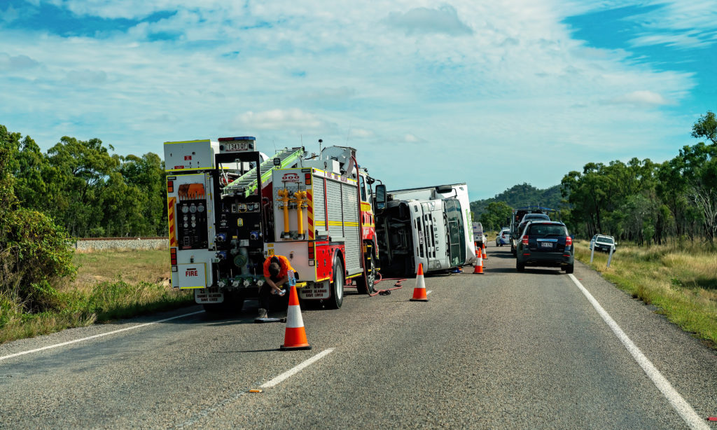 la conducción lenta cerca de los vehículos de emergencia para evitar un accidente