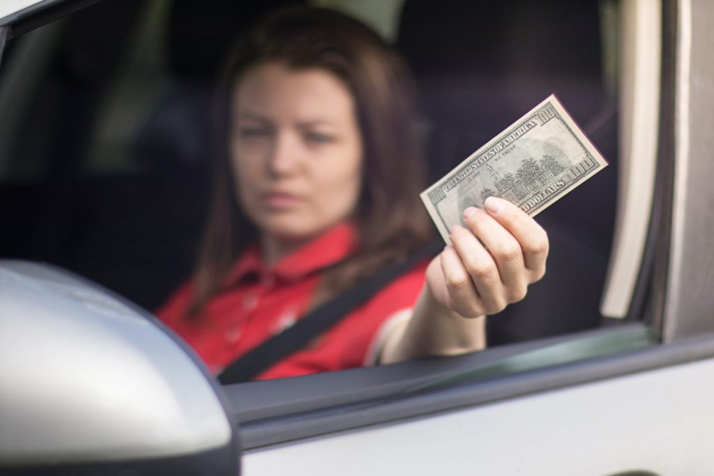 conductor ofreciendo dinero para no llamar a la policía después de un accidente de auto