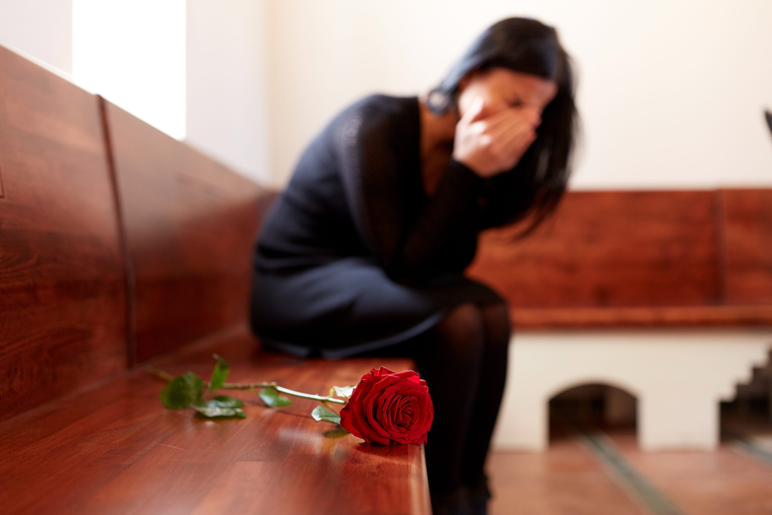 mujer llorando y lista para presentar una demanda de muerte por negligencia
