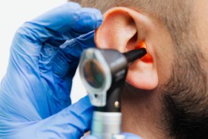 ¿Puede el latigazo cervical causar problemas de oído en un accidente automovilístico?